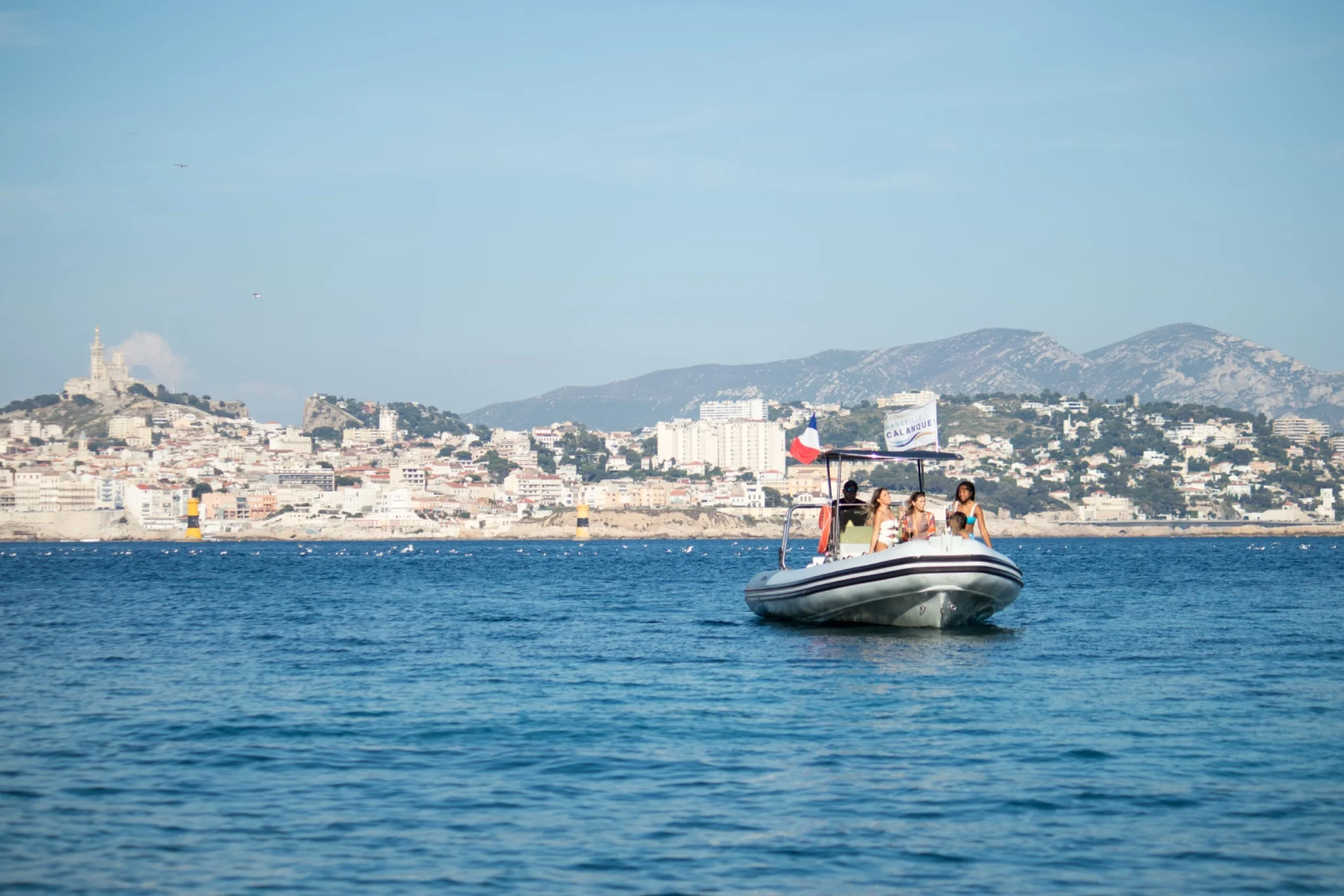 Organiser un EVJF inoubliable à Marseille : l’expérience bateau dans les Calanques